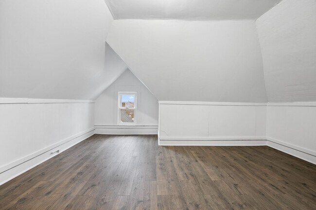 Building Photo - Spacious 3 Bed, 1 Bath Apartment in Garfie...