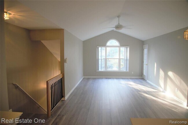 Building Photo - 5400 Pine Aires Dr