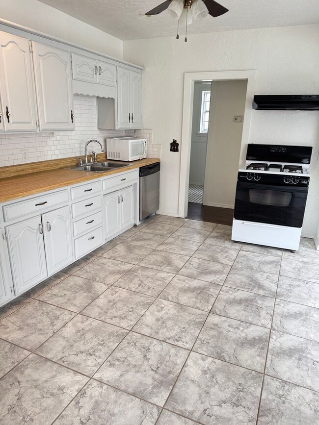 Building Photo - Adorable Rental Property Available in the heart of Guthrie.