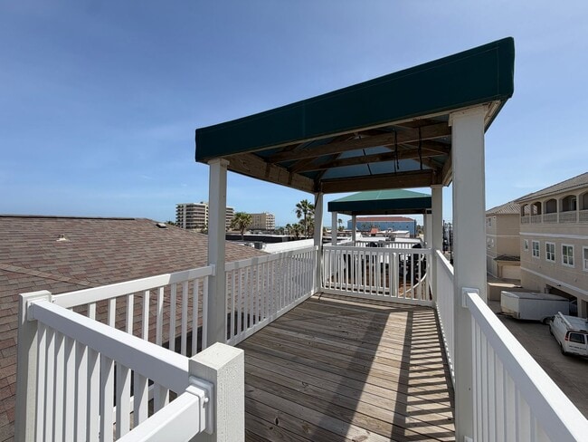 Building Photo - 14901 Windward Dr