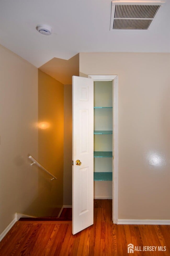 Building Photo - 202 Hidden Village Dr