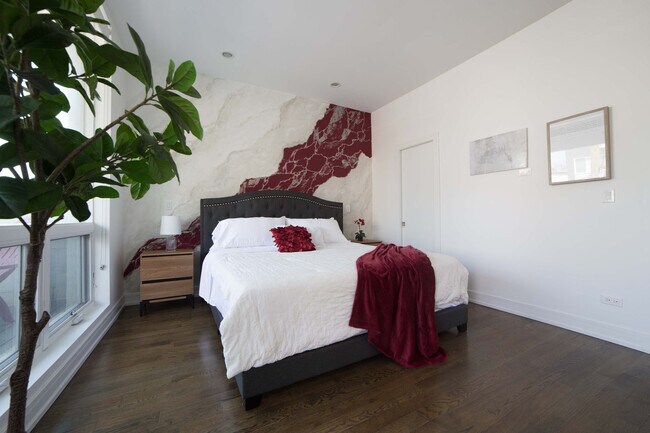 Building Photo - 2048 W Chicago Ave