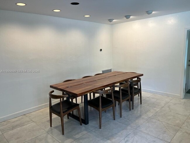 Building Photo - 14610 Tarpon Dr