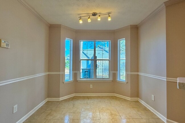 Building Photo - AVAILABLE NOW! (No Pets)