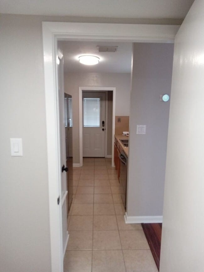 Building Photo - River Oaks Townhouse-Christmas Special!!