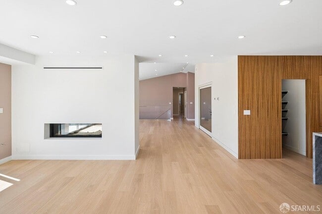 Building Photo - 1435 Lakeview Dr