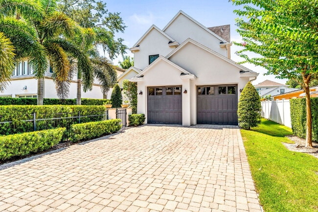 Building Photo - Experience Elegance and Comfort: Spacious ...