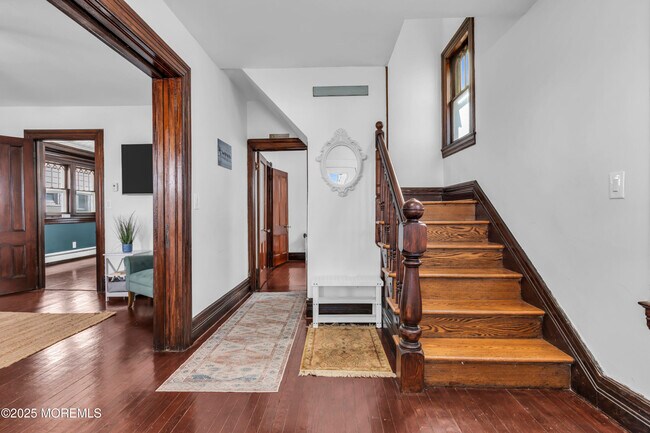 Building Photo - 6 Center St