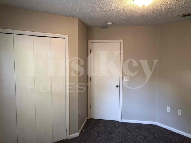 Building Photo - 2137 Featherwood Dr W