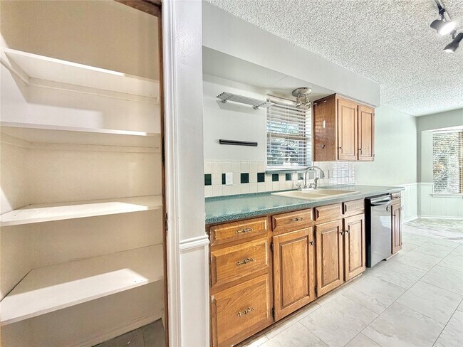 Building Photo - 1821 Broadway St