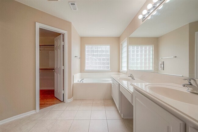 Building Photo - 134 E Foxbriar Forest Cir
