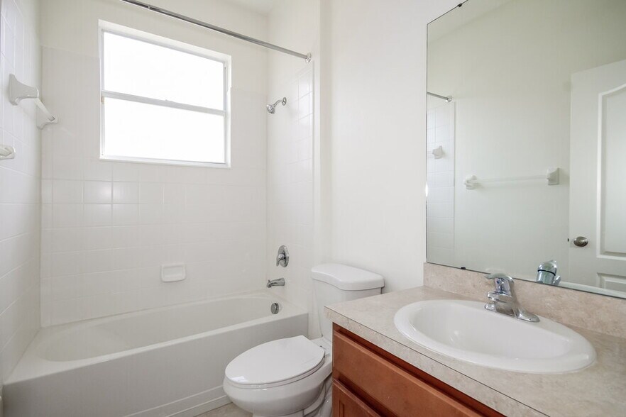 Building Photo - 910 Larwood Pine Dr
