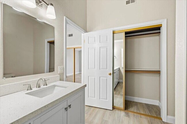 Building Photo - Updated Contemporary 3 Bed / 2 Bath Home w...