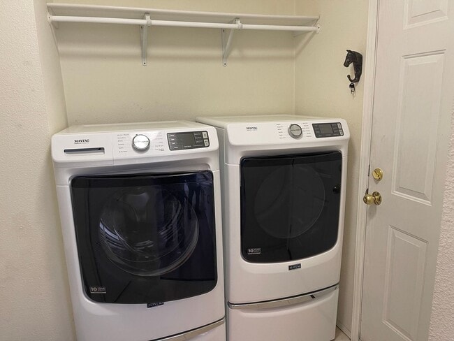 Building Photo - Beautifully updated Mobile Home in Carson City