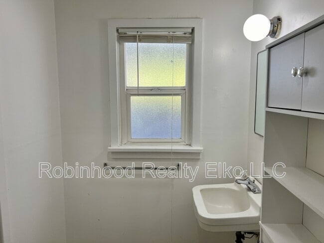 Building Photo - 140 1/2 West Court Street