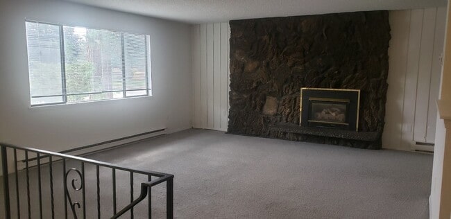 Building Photo - Nicely updated 3+ bedroom, 2 bath duplex-l...