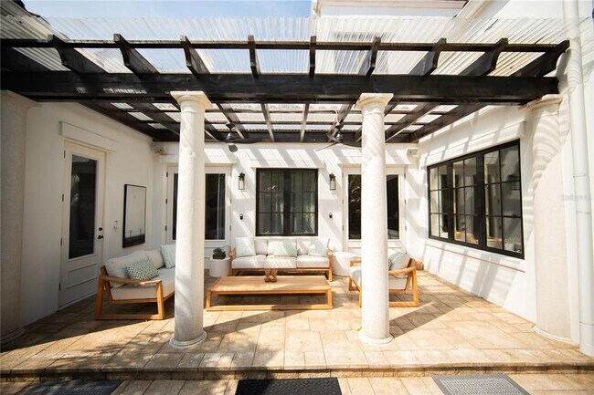 Building Photo - 719 Eastlawn Dr