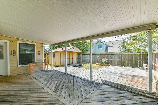 Building Photo - 5821 Guadalupe Dr