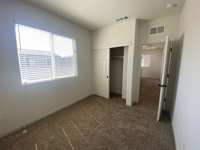 Building Photo - 3/2.5 home in Private Gated Community with Yard