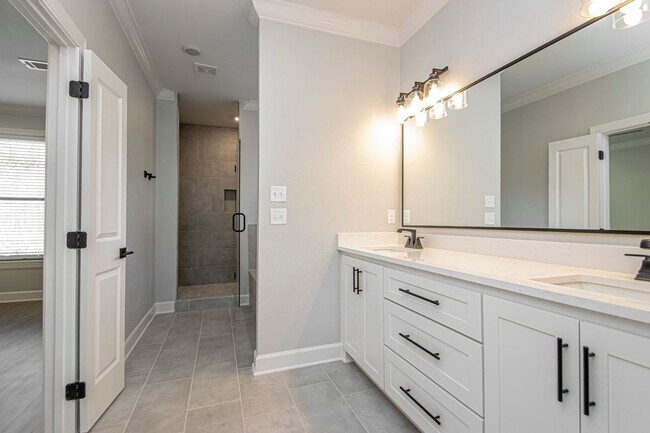 Building Photo - 302 Kanis Ridge Dr