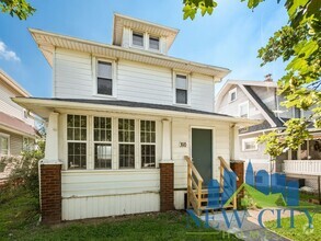 Building Photo - Updated 3 Bedroom Single Family Home w/ 2 ...