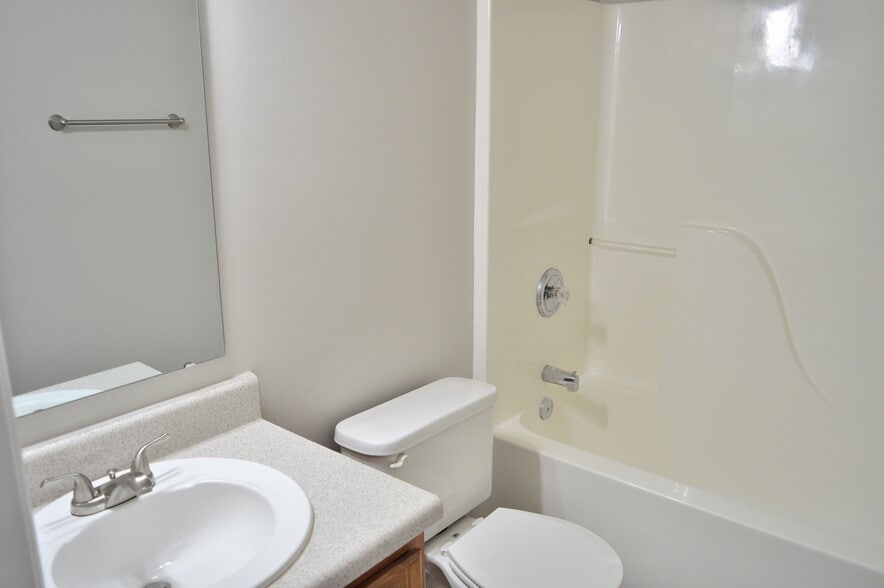 Hall bathroom - 203 Hawkridge Pl
