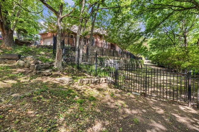 Building Photo - 222 S Block Ave