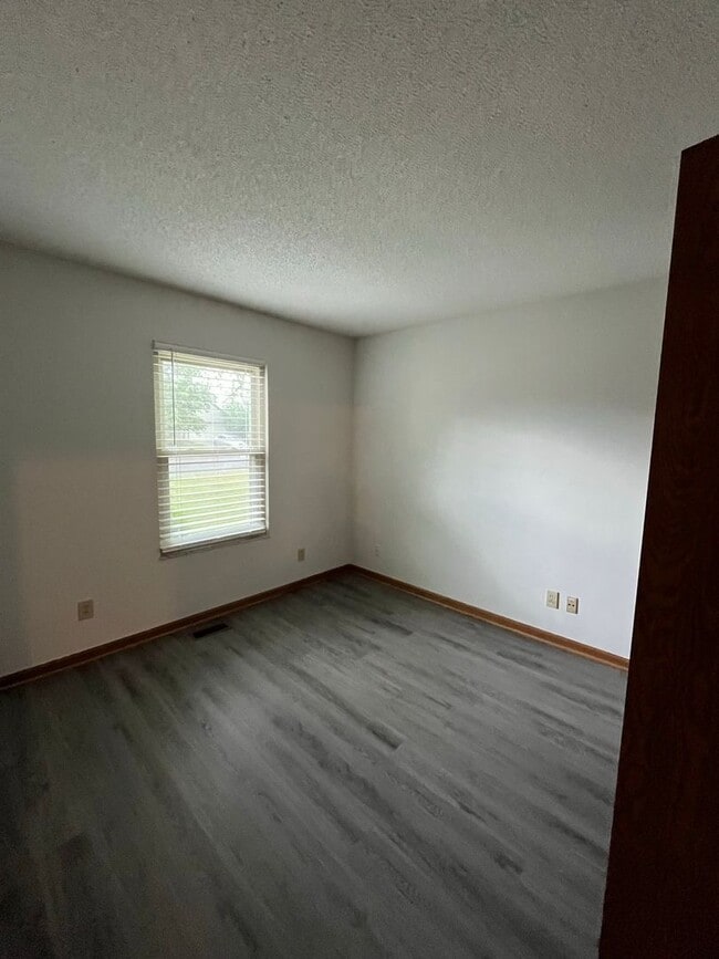Building Photo - Charming 3-Bedroom Ranch Home with Fenced ...