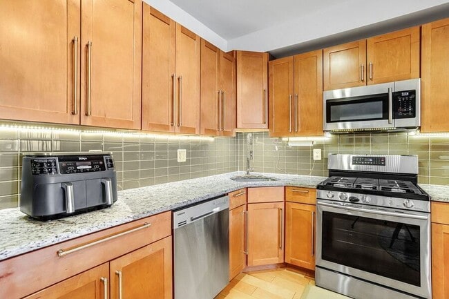 Building Photo - 816 Kennedy St NW