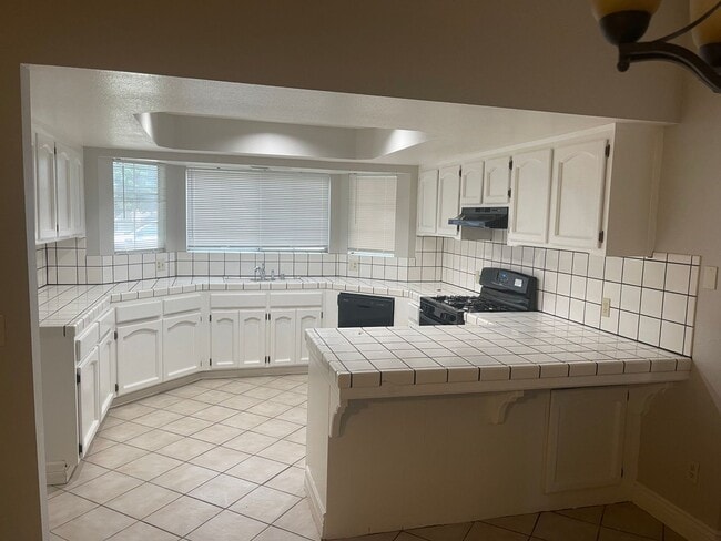 Building Photo - Spacious Home in Porterville