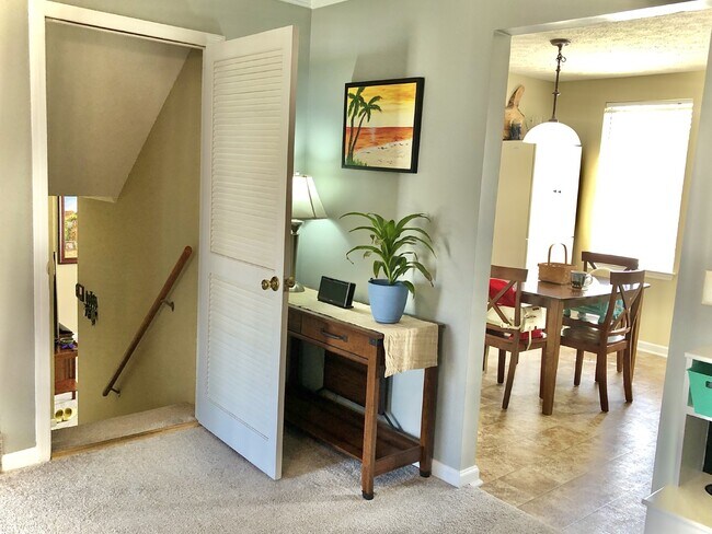 Building Photo - COMING SOON... Split-Level 3Bed/2Bath in H...