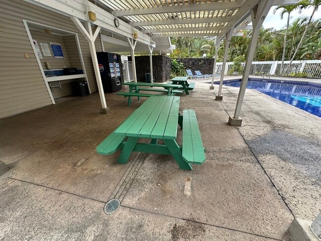 Building Photo - Bright & Breezy 2 bedroom Home in Evergree...