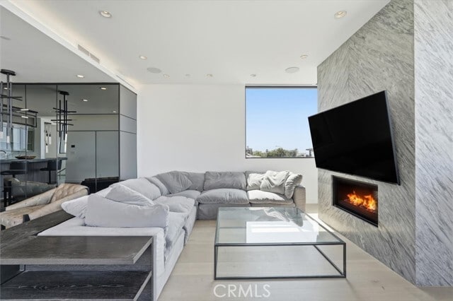 Building Photo - 300 25th St