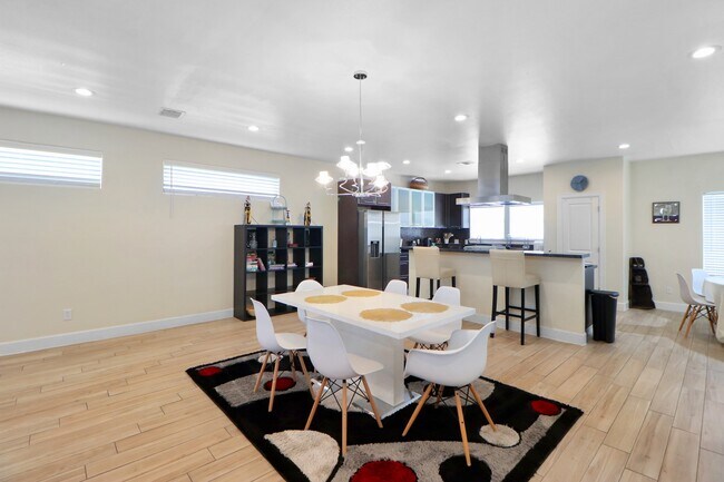 Building Photo - 3045 Clinton Dr