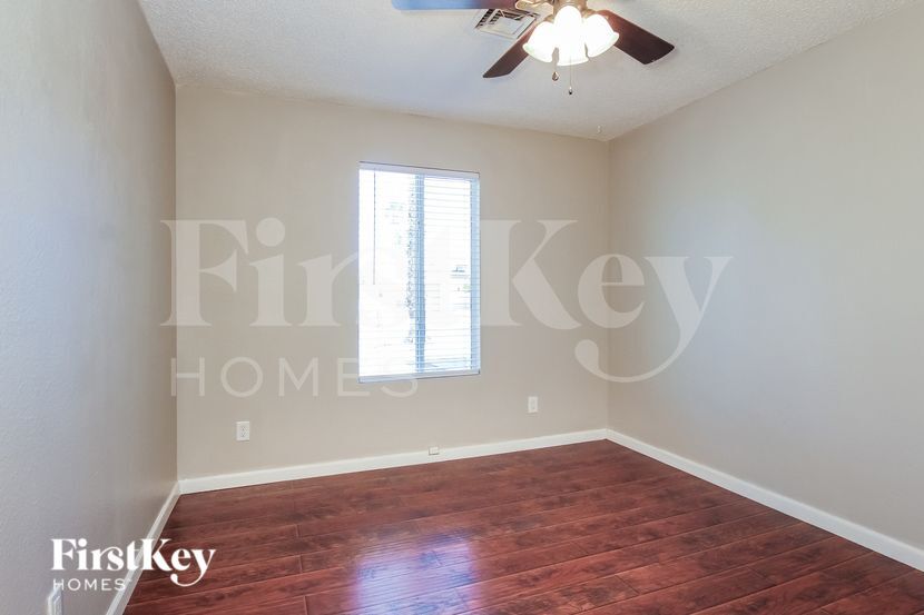 Building Photo - 515 E Renee Dr