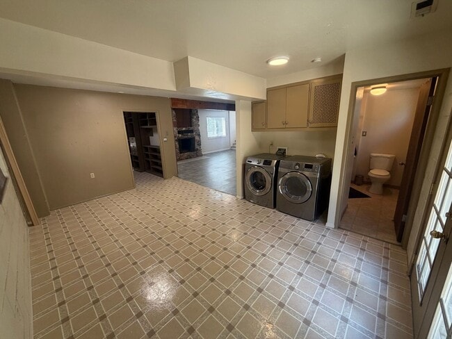 Building Photo - Spacious 4 Bedroom | 3 Bathroom | House in Curtis Park