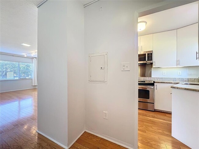 Building Photo - 640 N Park Ave