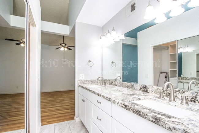 Building Photo - 1718 S Longmore