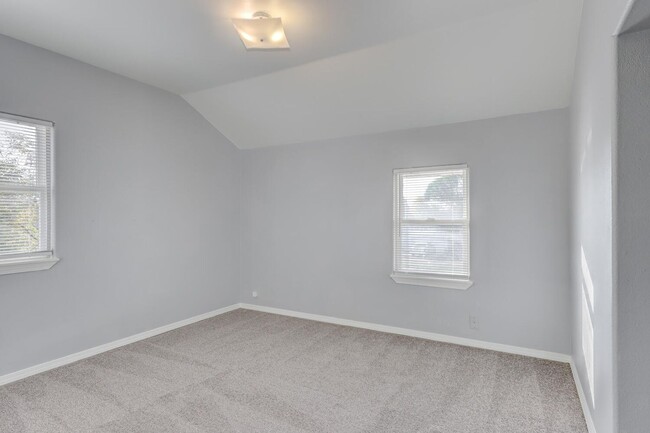 Building Photo - Dewey Duplex