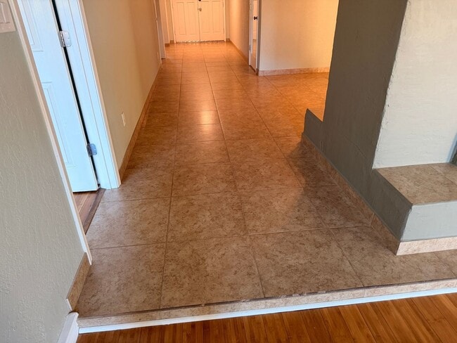 Building Photo - 7850 E Granada Rd