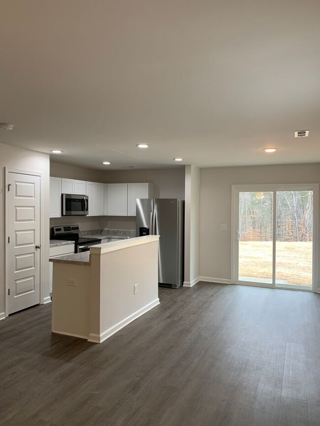 Building Photo - New Year's Promotion! Three Bedroom | Two ...