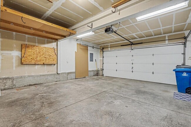 Building Photo - 7400 Newbrook Dr
