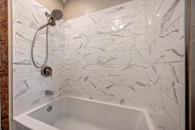 Building Photo - 809 N Ross Ave