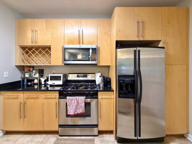 Building Photo - 83 Monroe St