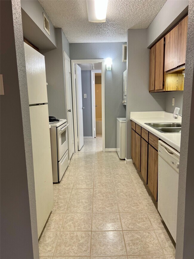 Building Photo - 10203 Forum Park Dr