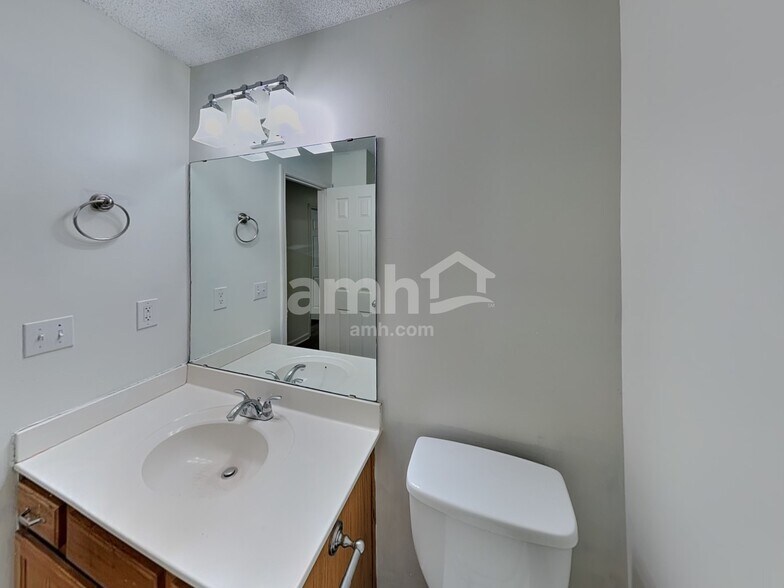 Building Photo - 11202 N Lewis Ave