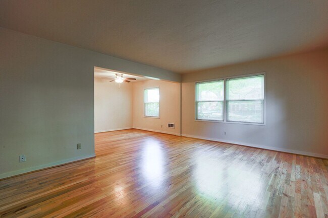 Building Photo - Chic Updated Mid-Century Townhouse in Cedar Hills!