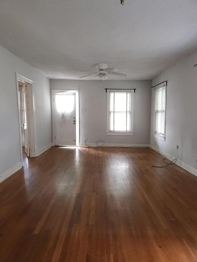 Building Photo - 910 E 13th St