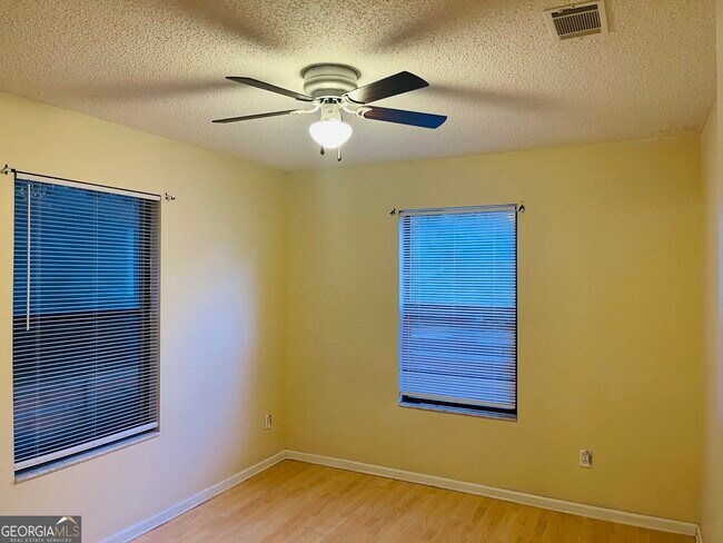 Building Photo - 136 Creekwood Cir