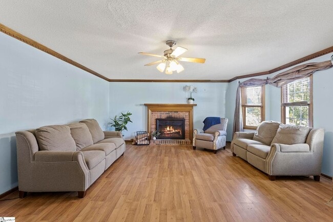 Building Photo - 405 Creek Dr